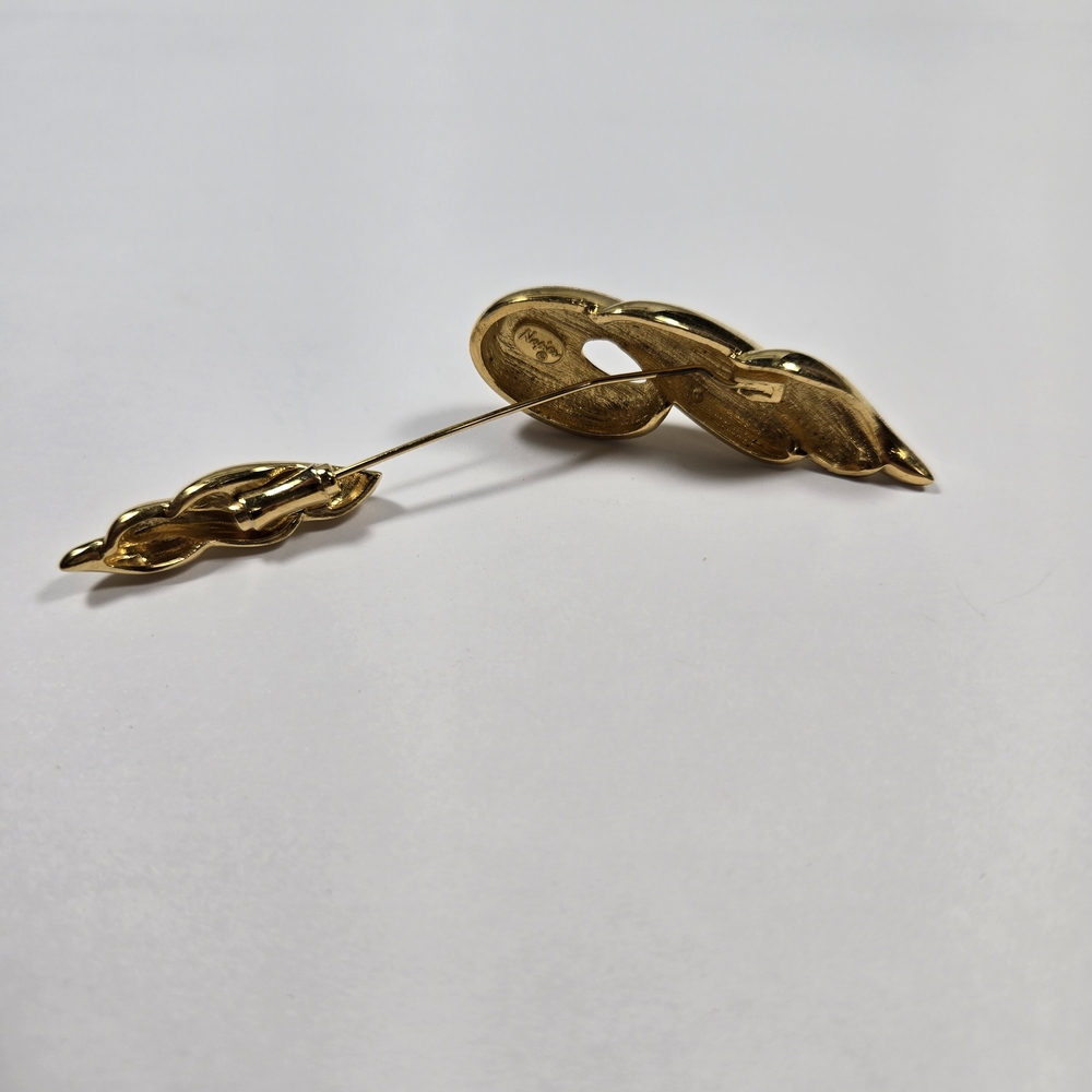 Napier Goldtone Twisted Brooch - Picture 3 of 9